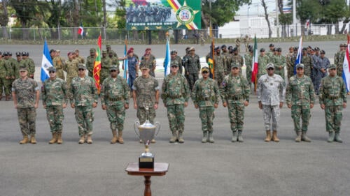 Generais comandantes de diversos países se reúnem após a cerimônia de abertura do Fuerzas Comando 2023 (FC23), em Santo Domingo, República Dominicana, em 12 de junho de 2023. Vinte e dois países estão competindo no FC23, uma competição de habilidades das Forças de Operações Especiais, para ganhar o título de país com "as melhores operações especiais das Américas", entre 12 e 21 de junho. O FC23 apoia a iniciativa do Comando Sul dos EUA para aprimorar a cooperação, a confiança e a segurança multinacional e regional, por meio de compromissos persistentes e consistentes com aliados e parceiros no hemisfério ocidental. (Foto: Terceiro-Sargento Clayton Wear, da Força Aérea dos EUA)