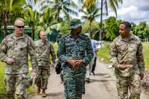 Altos mandos del Comando Sur de los Estados Unidos (SOUTHCOM) y del Ejército Sur de los EE. UU. realizan un patrullaje por el campo de batalla, durante Tradewinds 2023, en la Escuela de Adiestramiento Anfibio y de Selva Coronel Robert Mitchell, en Guyana, el 16 de julio de 2023. Tradewinds es un ejercicio patrocinado por SOUTHCOM, diseñado para fortalecer las asociaciones y la interoperabilidad, promover los derechos humanos, aumentar la capacidad de entrenamiento de todos los participantes y la capacidad para mitigar, planificar y responder a las crisis y amenazas a la seguridad. (Foto: Especialista del Ejército de los EE. UU. Joshua Taeckens)