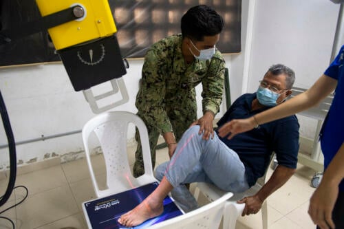 O Terceiro-Sargento Emmanuel Quindoy, da Marinha dos EUA, de San Diego, Califórnia, designado para o navio hospital USNS Comfort (T-AH 20), faz uma radiografia do pé de um paciente em uma clínica na Colômbia, em 13 de novembro de 2022. (Foto: Marinheiro Deven Fernandez, da Marinha dos EUA)