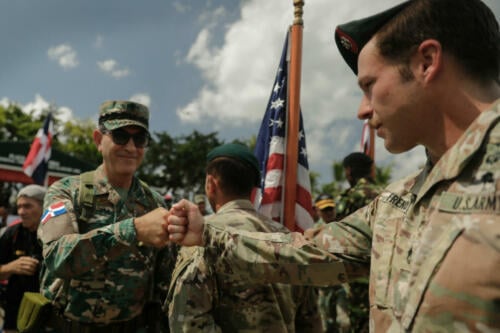 O General de Divisão Carlos Luciano Díaz Morfa, ministro da Defesa da República Dominicana, cumprimenta um soldado das Forças Especiais do Exército dos EUA na cerimônia de abertura do Fuerzas Comando, em Santo Domingo, República Dominicana, em 12 de junho de 2023. (Foto: Terceiro-Sargento Hassani Ribera, da Guarda Nacional do Exército dos EUA)