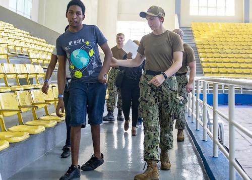 A Primeiro-Sargento da Marinha dos EUA Cassandra Bonsall acompanha um paciente em uma unidade médica provisória em Santo Domingo, República Dominicana. (Foto: Cabo da Marinha dos EUA Brendan Fitzgerald)
