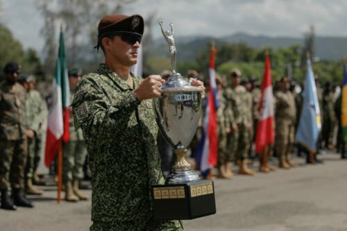 Um soldado colombiano de operações especiais apresenta o troféu Fuerzas Comando, na cerimônia de abertura do Fuerzas Comando, em Santo Domingo, República Dominicana, em 12 de junho de 2023. A Colômbia foi a vencedora do Fuerzas Comando 2022. (Foto: Terceiro-Sargento Hassani Ribera, da Guarda Nacional do Exército dos EUA)