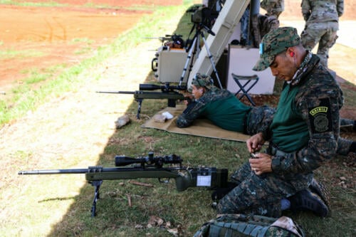 Membros da equipe de operações especiais da Guatemala zeram suas armas antes do Fuerzas Comando, em Sierra Prieta, República Dominicana, em 12 de junho de 2023. (Foto: Terceiro-Sargento Jean Martínez, da Guarda Nacional do Exército dos EUA)