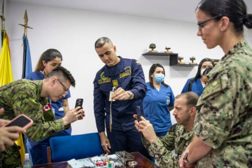 O Capitão de Corveta Gabriel Villar Salinas, da Marinha da Colômbia, diretor odontológico do Hospital Naval de Cartagena (centro), demonstra os usos da Fibrina Rica em Leucócitos e Plaquetas (L-PRF) aos profissionais médicos do navio hospital USNS Comfort (T-AH 20), durante um intercâmbio de especialistas na matéria no Hospital Naval de Cartagena, Colômbia, em 14 de novembro de 2022. (Foto: Segundo-Sargento James Mullen, da Marinha dos EUA)