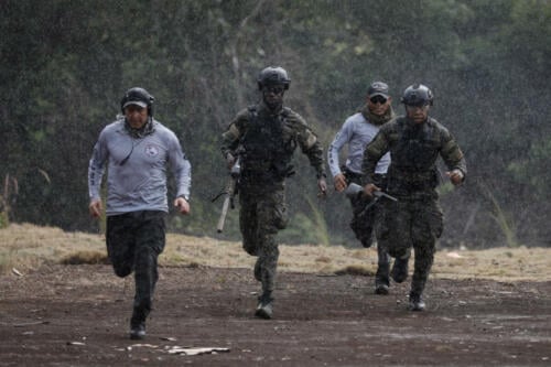 Uma equipe de operações especiais de Barbados corre para a próxima posição no evento de franco-atiradores, durante o Fuerzas Comando, em Sierra Prieta, República Dominicana, em 14 de junho de 2023. (Foto: Terceiro-Sargento Hassani Ribera, da Guarda Nacional do Exército dos EUA)