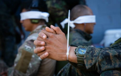 Um competidor do Fuerzas Comando aguarda do lado de fora da cabine de tiro, em 14 de junho de 2023, em Sierra Prieta, Santo Domingo. (Foto: Terceiro-Sargento Clayton Wear, da Força Aérea dos EUA)
