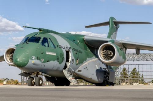La Base Aérea de Anápolis de la Fuerza Aérea Brasileña (FAB), ubicada en el estado de Goiás, entró en funcionamiento en 1972 con la finalización de su primera pista de aterrizaje, iniciando una nueva era en la que la FAB pudo comenzar a ejercer la soberanía de su espacio aéreo. Las siguientes fotos son en honor a esta Base. La aeronave KC-390 es capaz de transportar 26 toneladas de una amplia variedad de carga, incluyendo vehículos blindados. Está equipada con sistemas de carga de última generación, y también puede configurarse para transportar heridos o enfermos en misiones de evacuación médica, reabastecimiento en vuelo, y para operaciones de búsqueda y rescate. (Foto: André Luis Cirqueira de Freitas)