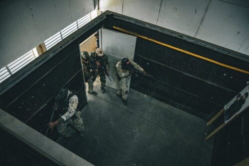 Los participantes continuaron su entrenamiento avanzado de puntería junto con los Boinas Verdes del Ejército de los Estados Unidos asignados al 7.º Grupo de Fuerzas Especiales (Aerotransportado), las Fuerzas de Operaciones Especiales de Canadá, la Fuerza de Defensa de Jamaica, el Regimiento de Trinidad y Tobago, la Fuerza de Defensa Real de las Bahamas, la Fuerza de Defensa de Belice, la Fuerza de Defensa de Guyana y la Fuerza de Defensa de Barbados. (Foto: Sargento del Ejército de los EE. UU.)