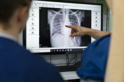 Personal médico de urgencias de la reserva de la Fuerza Aérea de los EE. UU. y un médico de Surinam estudian una radiografía de tórax de un paciente, en el Hospital Académico de Paramaribo, Surinam, el 20 de febrero de 2024. (Foto: Sargento Segundo de la Fuerza Aérea de los EE. UU.)