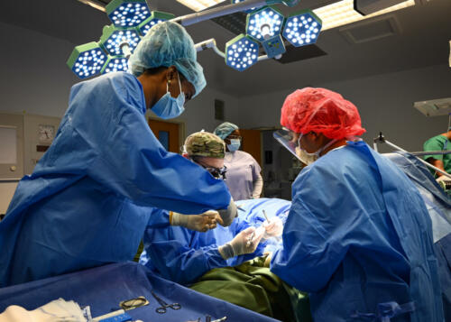 Aviadores de la Fuerza Aérea de los EE. UU. y profesionales médicos de un país socio, trabajan juntos para realizar una cirugía de injerto arteriovenoso, en el Hospital Owen King de la Unión Europea, en Castries, Santa Lucía, el 26 de febrero de 2024. (Foto: Sargento Segundo de la Fuerza Aérea de los EE. UU. Madeline Herzog)