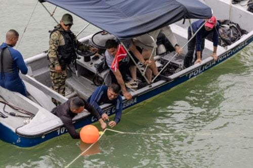 U.S. Navy explosive ordnance disposal (EOD) technicians and EOD personnel from Panama’s National Police and National Air and Naval Service (SENAN) conduct limpet mine exercises during PANAMAX Alpha Phase I, in Panama City, Panama, July 22, 2025. (Photo: U.S. Navy Mass Communication Specialist Second Class Jackson Adkins)