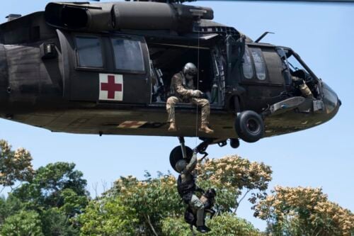 An HH-60 Blackhawk assigned to Joint Task Force Bravo’s 1st Battalion, 228th Aviation Regiment, hoist a member of Panama’s security forces and his bomb-detection K-9 during PANAMAX Alpha Phase I, at Cerro Tigre, Panama, July 15, 2025. (Photo: U.S. Air Force Staff Sergeant Sadie Colbert)