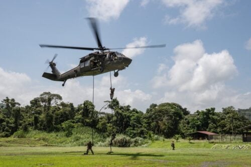 U.S. Naval Special Warfare operators and Panamanian special forces fast-rope down from a UH-60 Blackhawk during PANAMAX Alpha Phase I, at Cerro Tigre, Panama, July 15, 2025. (Photo: U.S. Air Force Staff Sergeant Sadie Colbert)