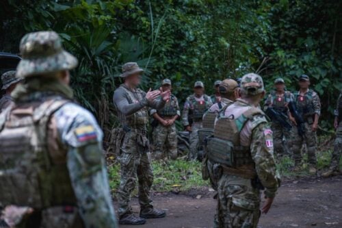 A U.S. Army Special Forces soldier leads a class on small-unit tactics with members of the Peruvian Special Joint Force (FEC) and the Ecuadorian Marine Corps Rapid Response Group (GAHRIM) during the Force Integration Training phase of PANAMAX 2026 in Panamá Oeste Province, Panama, August 1, 2026. (Photo: U.S. Army Major Trevor Wild)