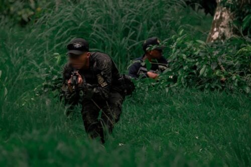 A member of the Dominican Republic Navy’s Amphibious Command provides security while a member of Panama’s Institutional Protection Service Special Counterterrorism Group (GEAT) maneuvers during a simulated raid in the Force Integration Training (phase of PANAMAX 2026 in Colón Province, Panama, August 2, 2026. (Photo: U.S. Army Sergeant Travis Denny)