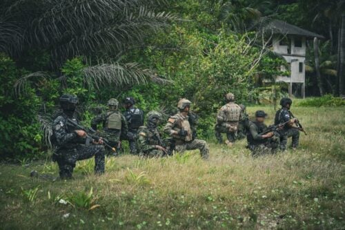 Members of Panama’s National Police Counterterrorism Special Forces Unit (UFEC) and Tactical Anti-Drug Operations Unit (UTOA), Colombia’s CCOES, and the Ecuadorian Marine Corps Jaramijó Special Operations Battalion (BIMJAR) conduct an assault mission during the Force Integration Phase of PANAMAX 2026 in Colón Province, Panama, August 2, 2026. (Photo: U.S. Army Sergeant Elise Renaldi)