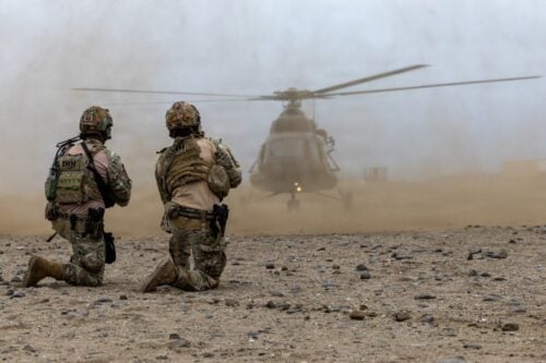 Peruvian Navy service members hold security for a helicopter during UNITAS 2026, at Callao Naval Base, Peru, September 20, 2026. (Photo: U.S. Marine Corps Corporal Breysson Villacortacampos)