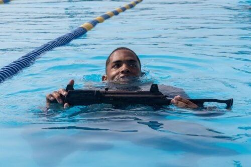 A Dominican Republic service member treads water while carrying a riffle during UNITAS 2026, at Callao Naval Base, Peru, September 11, 2026. (Photo: U.S. Marine Corps Corporal Breysson Villacortacampos)