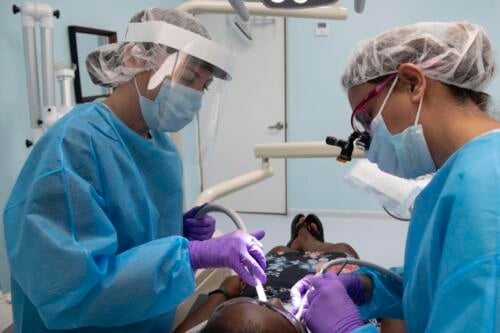La Teniente Coronel de la Fuerza Aérea de los EE. UU. Puneet Pande (der.) y la Sargento Segundo Jasmine Abalos (izq.), del 349.º Escuadrón Médico, tratan a un paciente con un empaste dental, durante la misión LAMAT, en el Centro de Salud y Bienestar de Anse La Raye, en Santa Lucía, el 28 de febrero de 2025. La misión LAMAT brinda a los profesionales médicos de los EE. UU. y de la nación anfitriona una oportunidad única para trabajar juntos, promoviendo la salud global, la preparación y, en última instancia, beneficiando tanto al personal militar como a los ciudadanos de la nación anfitriona. (Foto: Sargento Segundo de la Fuerza Aérea de los EE. UU. Ryan Green)