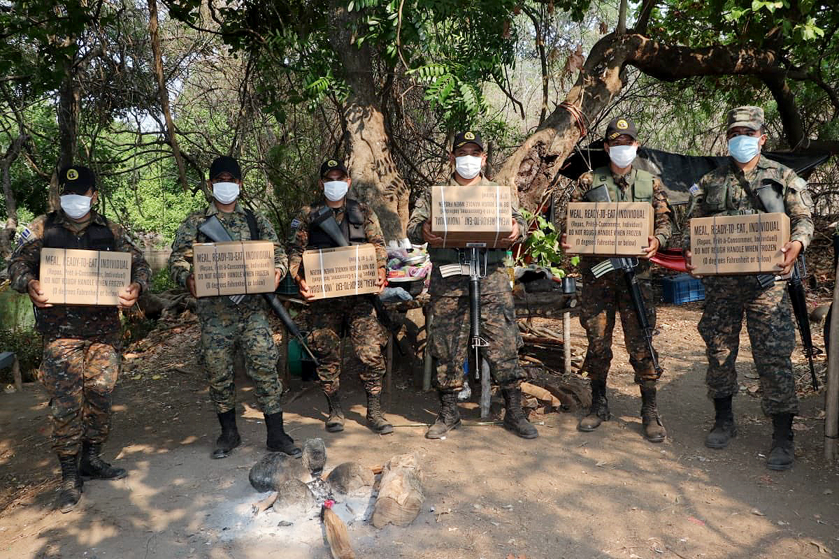As tropas salvadorenhas transportam caixas com MRE. (Foto: Ministério da Defesa de El Salvador)