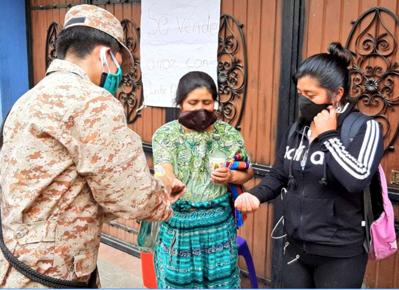 En agosto, el Ejército de Guatemala, a través de sus Reservas Militares Departamentales, continúa realizando actividades en apoyo a la implementación de medidas de prevención, contención y respuesta ante el COVID-19, en lugares de mayor afluencia. (Foto: Ministerio de Defensa Nacional de Guatemala)