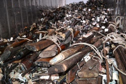 A container with 5,409 illegal weapons seized by Guatemalan law enforcement authorities stands ready to be emptied and destroyed by personnel from the Ministry of Defense’s Munitions and Weapons Control Directorate (DIGECAM, for its Spanish acronym). (Photo: Manuel Ordoñez /Diálogo)