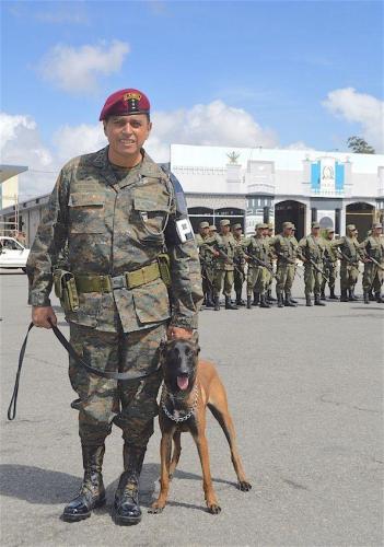 The commander of the “Honor Guard” First Brigade, Colonel Ronald Velásquez Sosa, explained that the Canine Unit provides support to the Army during its missions and raids in conjunction with the National Civil Police. The photo shows Col. Velásquez accompanied by “Kerry.” (Text and photo: Jennyfer Hernández for Diálogo)