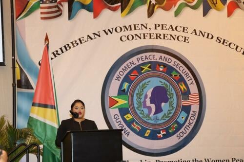A primeira dama da Guiana, Arya Ali, durante seu discurso de abertura, na Conferência de Mulheres, Paz e Segurança (WPS), no Caribe, realizada em Georgetown, Guiana, de 30 a 31 de agosto de 2022.  (Foto: Geraldine Cook/Diálogo)