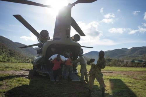 Militares estadounidenses y pobladores de Beaumont, Haití descargan suministros de un helicóptero CH-47 del Ejército de los EE. UU. El 13 de octubre de 2016. La Fuerza de Tarea Conjunta Matthew he distribuido 440 toneladas de ayuda a los haitianos afectados por el huracán Matthew. (Foto: Sgto. Josh Kinney/Fuerza Aérea de los EE. UU.) 