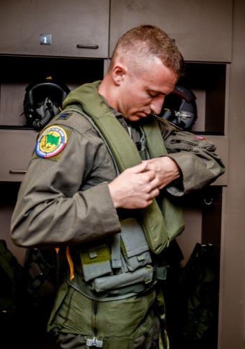 El Capitán Ryan Rutter, piloto A-10 de la Base de la Fuerza Aérea de los EE. UU. Davis-Monthan, en Arizona, se prepara para volar en un A-29B Super Tucano durante el ejercicio Green Flag East en la Base de la Fuerza Aérea de los EE. UU. Barksdale, en Luisiana, el 17 de agosto de 2016. El Cap. Rutter, que además de ser piloto de los A-10 habla el español con fluidez, vuela a bordo de los A-29B Super Tucanos colombianos con sus colegas de la Fuerza Aérea de Colombia. (Foto de la Fuerza Aérea de los EE. UU./Aerotécnico Jefe Mozer O. Da Cunha) 