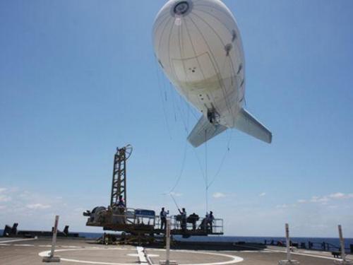  KEY WEST, EUA – Balões dirigíveis, como o TIF-25K Aerostat, podem ser úteis no apoio a missões antidrogas marítimas conduzidas como parte da Operação Martillo, um esforço multinacional de países do Hemisfério Ocidental e da Europa para barrar o fluxo de drogas ilícitas nas águas do Caribe e do Pacífico oriental. O dirigível TIF-25K é equipado com radar e câmera de longo alcance. (Johan Ordonez/AFP)