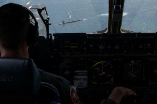 Un C-17 Globemaster III de la Fuerza Aérea de los EE. UU., del 7.º Escuadrón de Transporte Aéreo, sobrevuela al submarino de misiles balísticos de la Marina de los EE. UU. USS Henry M. Jackson (SSBN 730) frente a la costa de California, el 19 de julio de 2022. El Globemaster III realiza una reposición vertical para reabastecer al USS Henry M. Jackson mientras opera en el mar. Los reabastecimientos en el mar de nuestros SSBN demuestran nuestra capacidad para reabastecer plataformas estratégicas en operación en cualquier parte del mundo mientras están en desarrollo, mejorando su listeza. (Foto: Cabo de Segunda Clase del Cuerpo de Infantería de Marina Daniel Childs)