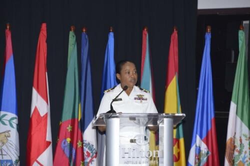 La Contralmirante Antonette Wemyss-Gorman, jefa del Estado Mayor de la Defensa de Jamaica, habla durante la ceremonia de apertura de CANSEC 2023. (Foto: Fuerzas de Defensa de Jamaica)