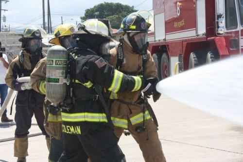 Os bombeiros centro-americanos treinaram com seus homólogos do 612º Esquadrão da Força Aérea dos Estados Unidos em Soto Cano, que os prepararam para enfrentar situações de emergência. (Foto: Geraldine Cook/Diálogo)