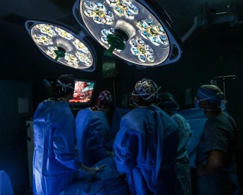 Members of the surgical team aboard the USNS Comfort perform a gallbladder surgery on a patient from Esmeraldas, Ecuador, where the ship anchored as part of its Enduring Promise mission to Latin America, October 23, 2018. (Photo: U.S. Army Corporal Javan Johnson)