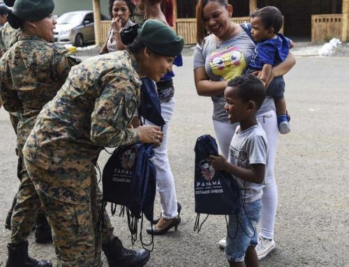 Miembros del Servicio Nacional de Fronteras de Panamá distribuyen bolsas con provisiones a los niños durante Nuevos Horizontes 2018 en Metetí, provincia de Darién, Panamá, el 11 de abril. (Foto: Aerotécnico Jefe de la Fuerza Aérea de los EE. UU. Dustin Mullen)