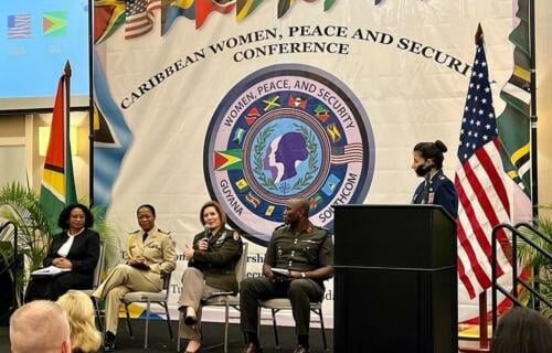 Da esquerda para a direita: a juíza da Guiana, Yonette Cummings-Edwards, a chefe do Estado-Maior de Defesa da Jamaica, Contra-Almirante Antonette Wemyss-Gorman, e a General de Exército Laura J. Richardson, comandante do SOUTHCOM, participaram do painel com foco nas mulheres na liderança. (Foto: Geraldine Cook/Diálogo)