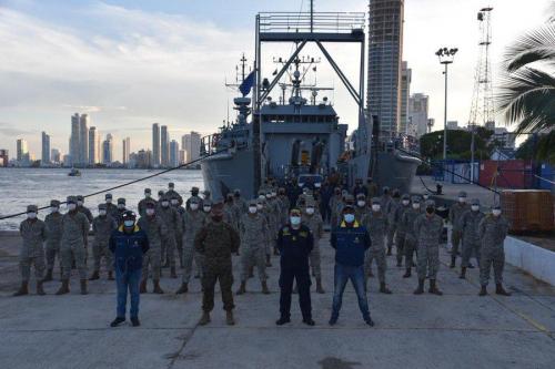 El Ejército de los EE. UU. y la Armada de Colombia trabajaron casi todo el día para cargar el buque USAV Chickahominy, con cerca de 130 toneladas de ayuda para la isla Providencia, Colombia, el 29 de noviembre de 2020. (Foto: Embajada de los EE. UU. en Bogotá, Colombia)