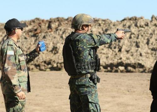 Un competidor de Paraguay dispara al blanco en la fase 1 de la Evaluación Crítica de Tarea. (Foto: Sargento de los Ejército de los EE. UU. Christine Lorenz)