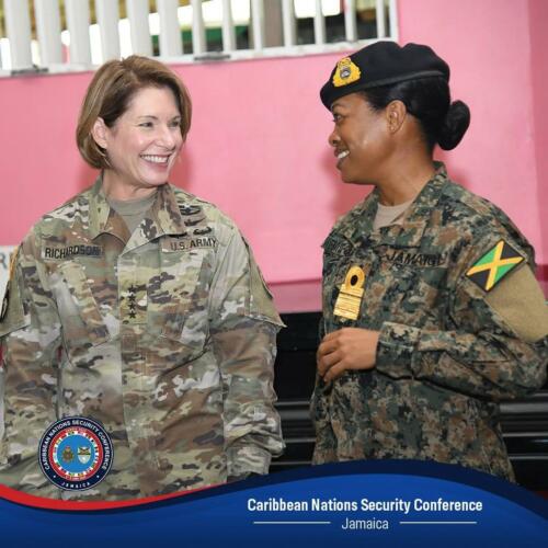 La General del Ejército de los EE. UU. Laura J. Richardson, comandante del Comando Sur de los EE. UU. (izq.), y la Contralmirante Antonette Wemyss Gorman, jefa del Estado Mayor de la Defensa de Jamaica, dan la bienvenida a los participantes militares y de seguridad en CANSEC 2023, en Montego Bay, Jamaica, del 6 al 9 de junio de 2023. (Foto: Fuerzas de Defensa de Jamaica)