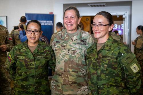 La Teniente General Jody Daniels, jefe y comandante general de la Reserva del Ejército de los EE. UU., posa para una foto con dos soldados ecuatorianas que asistieron a la inauguración del Simposio WPS, del Ejército Sur de los EE. UU., celebrado en San Antonio, Texas, del 21 al 24 de febrero. (Foto: Sargento de 1.ª Clase del Ejército de los EE. UU. Alan Brutus)