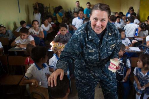 A Capitão-de-Fragata da Marinha dos EUA Heidi Ellis ensina higiene bucal para crianças guatemaltecas na Escola Pública Quinze de Abril, em Puerto Barrios, Guatemala, como parte da campanha humanitária Promessa Contínua, promovida pelo Comando Sul dos EUA. (Foto: Terceiro-Sargento do Exército dos EUA Brandon Best)