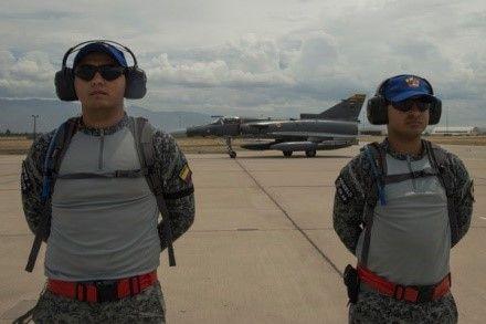 El Sargento Tercero de la Fuerza Aérea Colombiana Johan López Ramírez y el Aerotécnico Jefe Hassen Agudelo Cometa, ambos jefes de tripulación de cazas, hacen guardia antes del despegue de un caza Kfir colombiano en la Base de la Fuerza Aérea Davis-Monthan, Arizona, el 7 de julio de 2018. (Foto: Sargento Tercero de la Fuerza Aérea de los EE. UU. Angela Ruiz