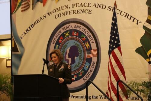 “O Caribe, assim como a América Latina, é um distintivo da democracia e um exemplo claro do progresso que fizemos para alcançar a igualdade de gênero”, disse a General de Exército Laura J. Richardson, do Exército dos EUA, comandante do Comando Sul dos EUA (SOUTHCOM), na Conferência de Mulheres, Paz e Segurança, no Caribe. (Foto: Geraldine Cook/Diálogo)