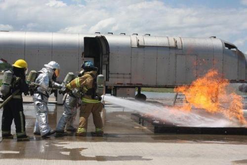 Participantes del ejercicio CENTAM SMOKE se capacitan para extinguir incendios. (Foto: Geraldine Cook/Diálogo)