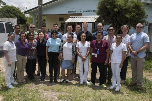 O pessoal médico da JTF-Bravo posa para uma foto com profissionais médicos locais, após a conclusão do MEDRETE em La Paz, Honduras. Os militares atenderam aproximadamente 120 pacientes durante a missão. (Foto: Terceiro-Sargento da Força Aérea dos EUA Eric Summers Jr.)