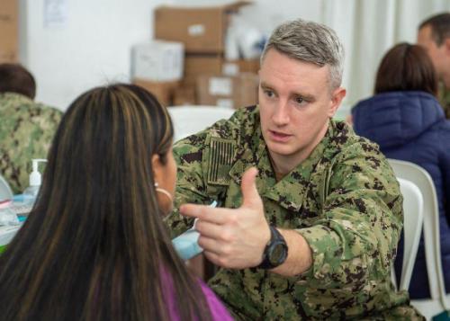 El Teniente de Navío de la Marina de los EE. UU. Andrew Ellis, auxiliar médico asignado al USNS Comfort, brinda atención médica a una paciente en un puesto temporal de atención médica. (Foto: Contramaestre de Tercera Clase de la Marina de los EE. UU. Danny Ray Nuñez Jr.)
