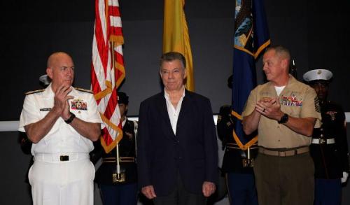 El Almirante de la Marina de los EE. UU. Kurt W. Tidd, comandante del Comando Sur de los EE. UU., y el Sargento Mayor del Cuerpo de Infantería de Marina de los EE. UU. Bryan Zickefoose, sargento mayor de comando de SOUTHCOM, aplauden al presidente colombiano Juan Manuel Santos, quien visitó el Comando Sur para agradecer a su personal. (Foto: Jose Ruiz, Relaciones Públicas SOUTHCOM)