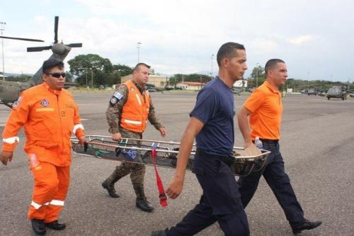 Bombeiros centro-americanos praticam o transporte de vítimas por helicóptero, como parte do exercício CENTAM SMOKE. (Foto: Geraldine Cook/Diálogo))