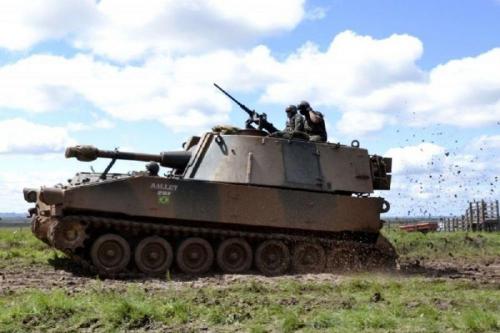 To assess training standards during the Brazilian Army’s Operation Ibicuí, armored and mechanized troops used their own equipment, with assistance from combat support units to develop logistics activities related to transport, food, and infrastructure. (Photo: Brazilian Army)